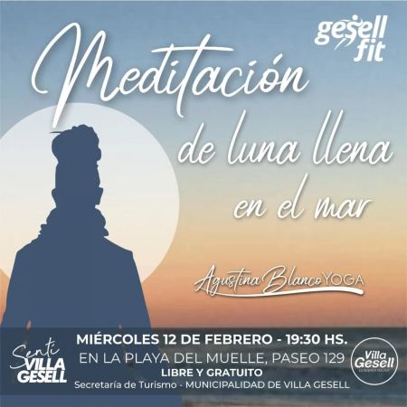 Meditación de luna llena en el mar